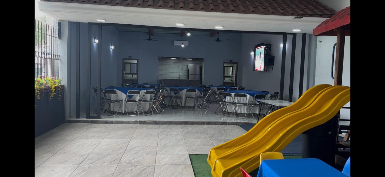 Salón y área infantil