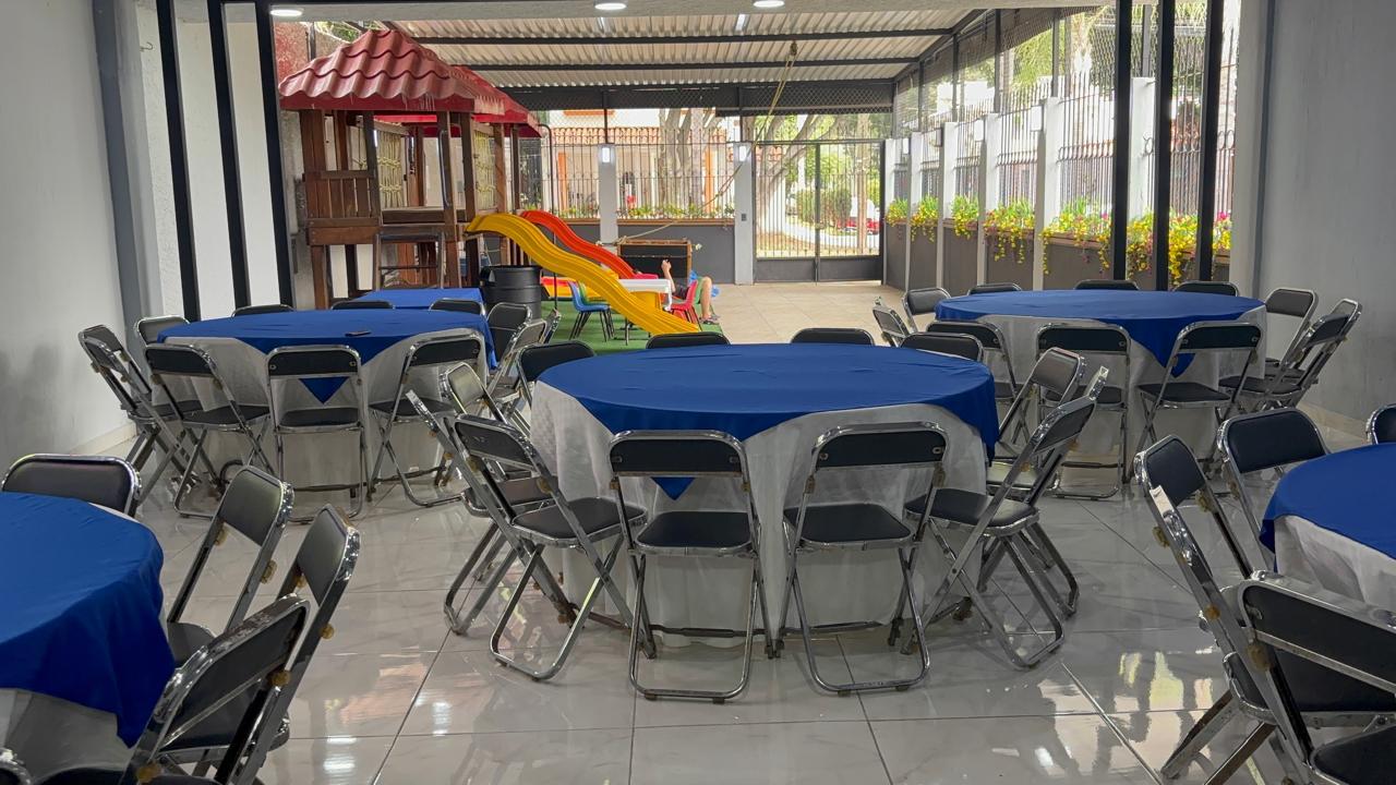 Área infantil con brincolín